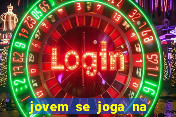 jovem se joga na linha do trem 2024