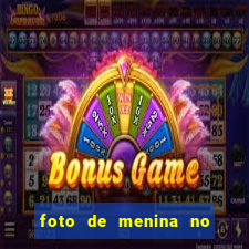foto de menina no espelho cabelo cacheado