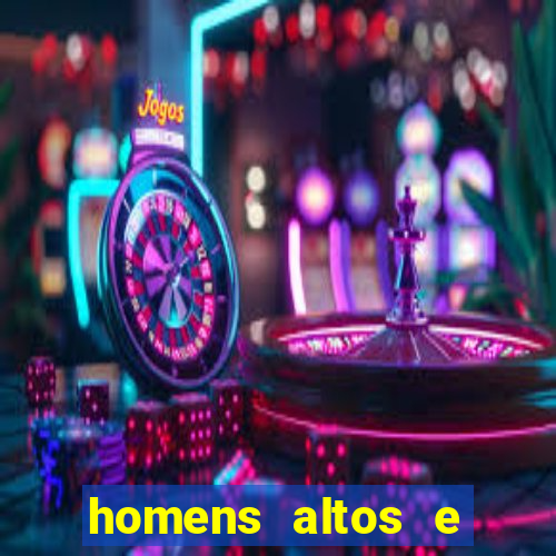 homens altos e magros pelados