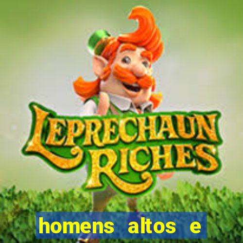 homens altos e magros pelados