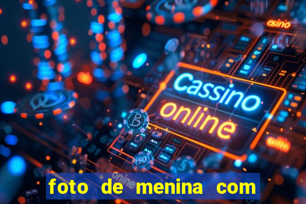 foto de menina com cabelo cacheado no espelho