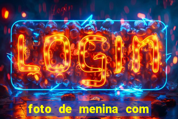 foto de menina com cabelo cacheado no espelho