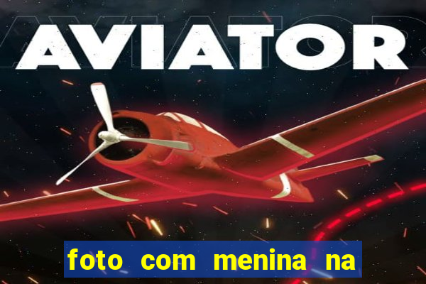 foto com menina na cama fake
