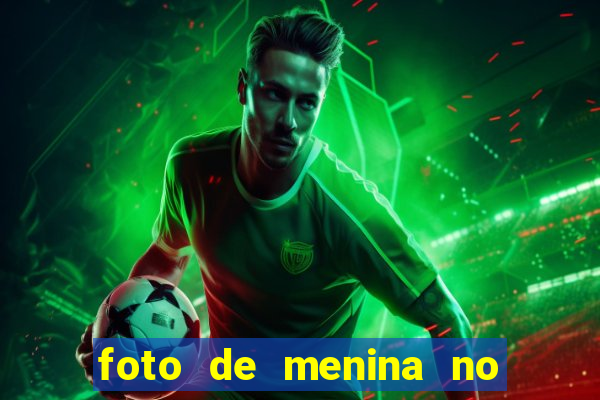 foto de menina no espelho cacheada