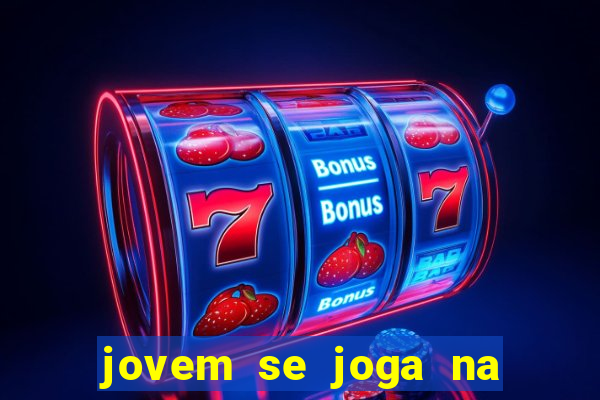 jovem se joga na linha do trem 2024